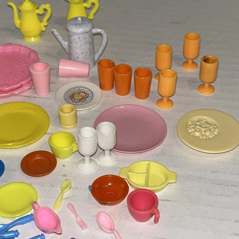 Lot of 59 Pieces Vintage Barbie Accessories Dishes Kitchen‎ Plates Cups B3